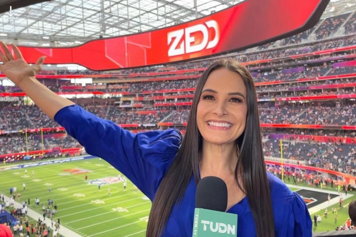 Gina Holguín en la cobertura del Super Bowl 