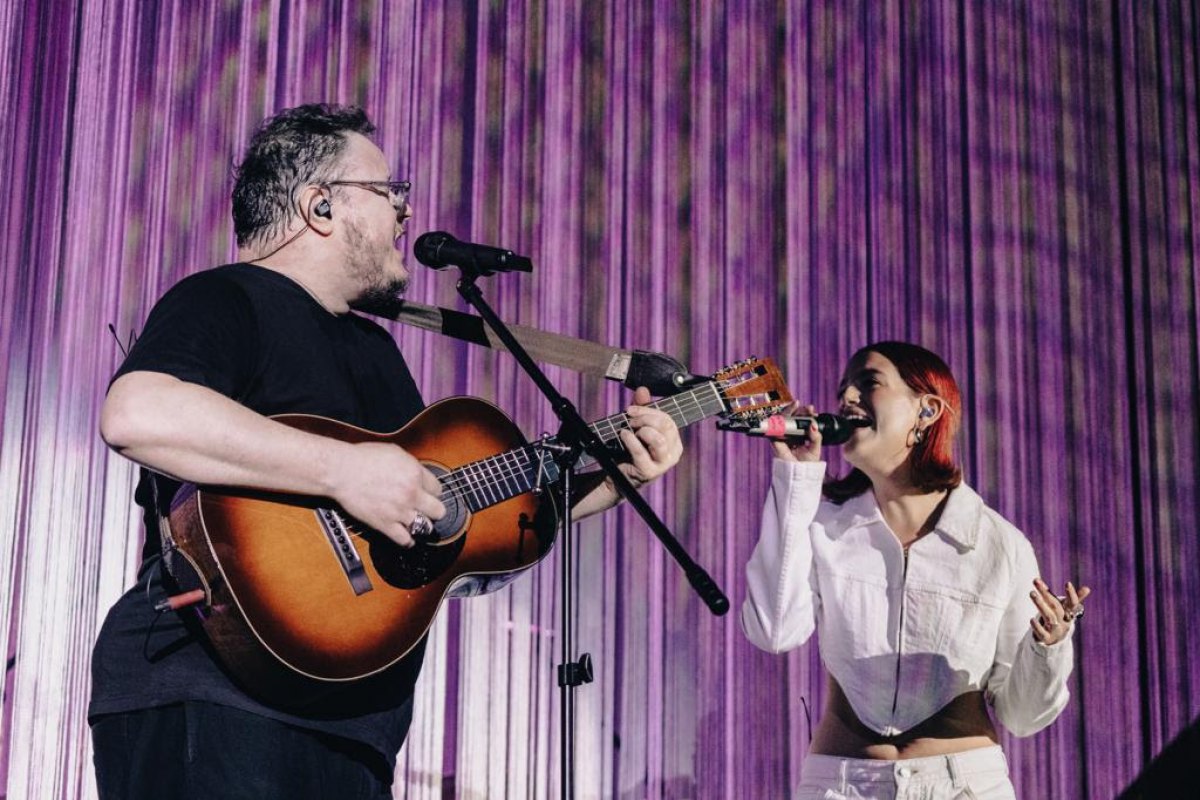 Nicole Zignago canta en vivo “Miento” junto a Leonel García
