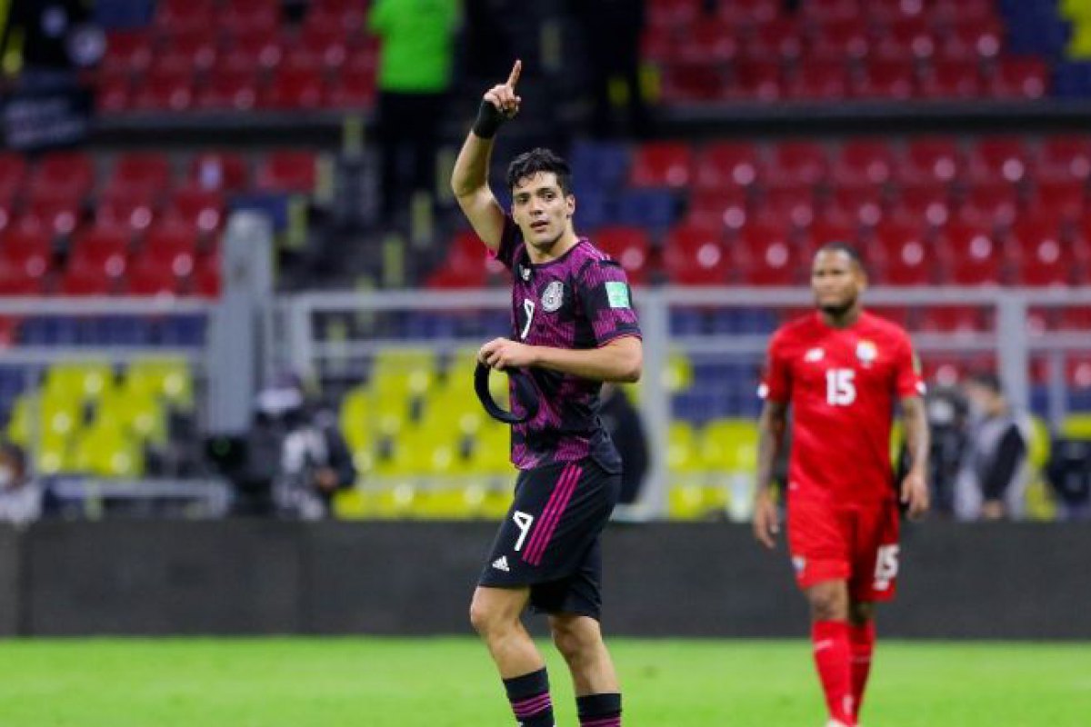 Raúl Jimenez marca gol de la victoria para México