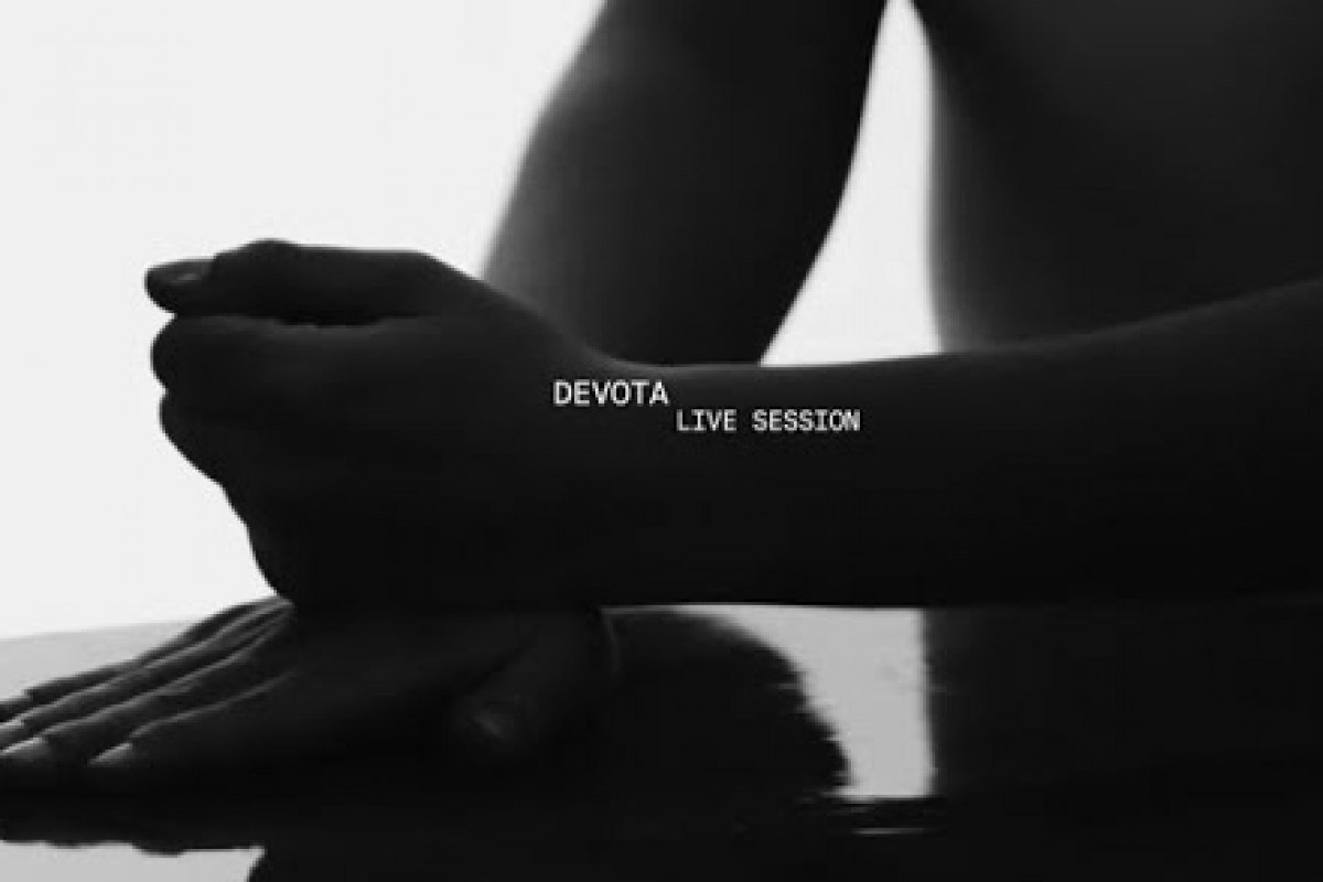 Valeria Castro presenta el live session de Devota